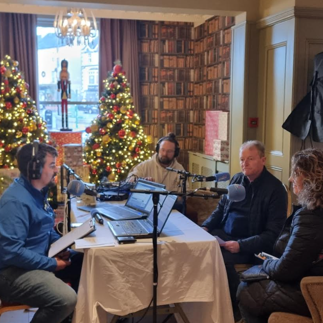 Craoladh seachtrach #CeannaighDúnnanGall in Óstán Abbey le OceanFM agus Anne Marie Conlon (Ceann Forbairt Eacnamaíochta le Comhairle Chontae Dhún na nGall) & Comhairleoir Noel Jordan