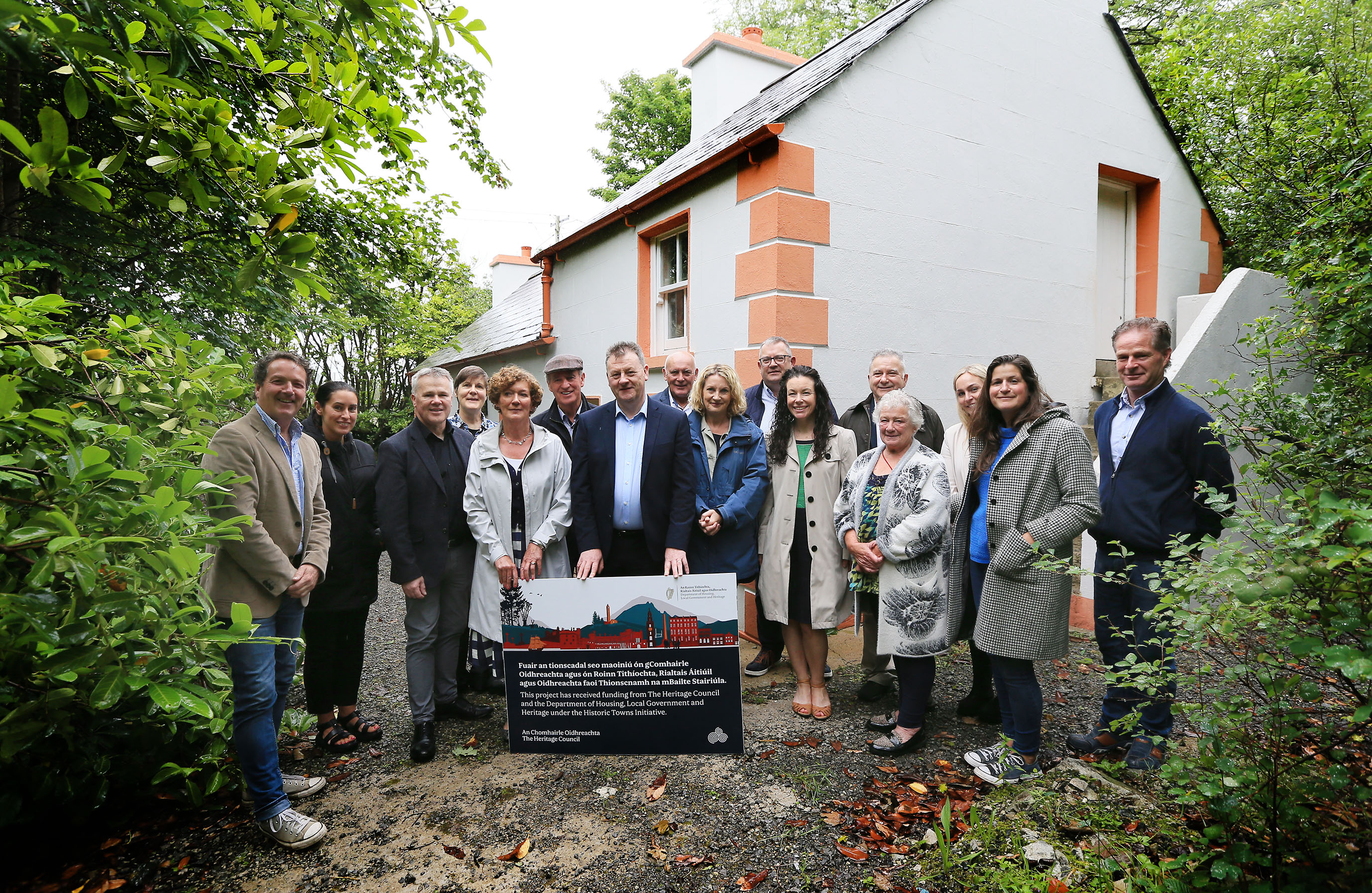 Tá maoiniú faighte ag Comhairle Contae Dhún na nGall i gcomhar le hIontaobhas Brian Friel agus leis an phobal áitiúil, ón Chomhairle Oidhreachta le hoibreacha caomhnaithe a dhéanamh ar Na Labhrais, Struchtúr atá faoi Chosaint a bhfuil clú náisiúnta bainte amach aige, faoi Thionscadal na mBailte Stairiúla. (Ó chlé go deas): Collette Beattie, Joseph Gallagher, Diarmuid Gavin, Mary Friel Bateman, Duncan McLaren, Seamus Neely, Micheál Gallagher & Tara Martin. Grianghraf: Declan Doherty
