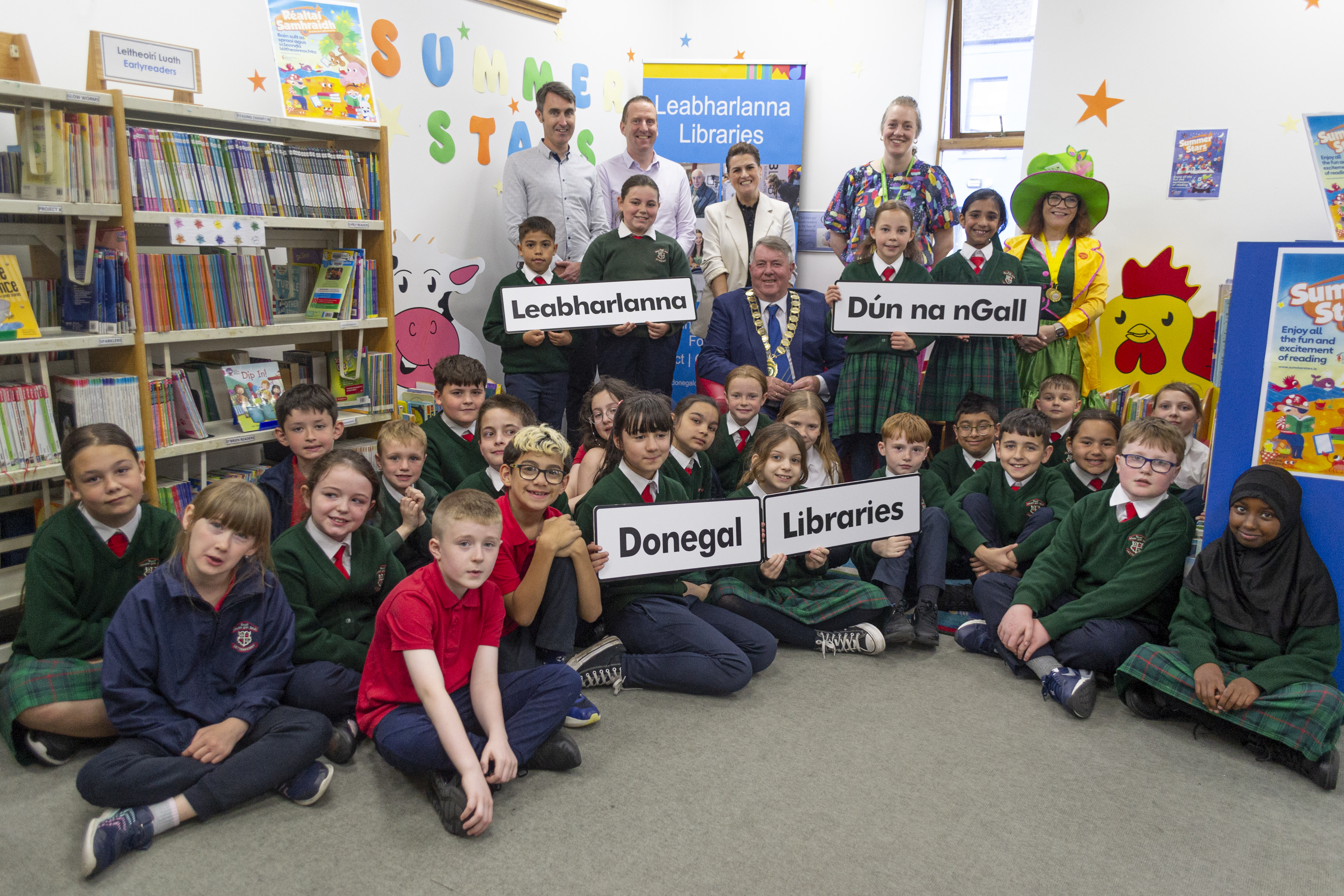 Children from Scoil Mhuire Gan Smál, Letterkenny with Mayor of the Letterkenny-Milford MD Gerry McMonagle and library staff at the recent launch of Summer Stars in Central Library, Letterkenny