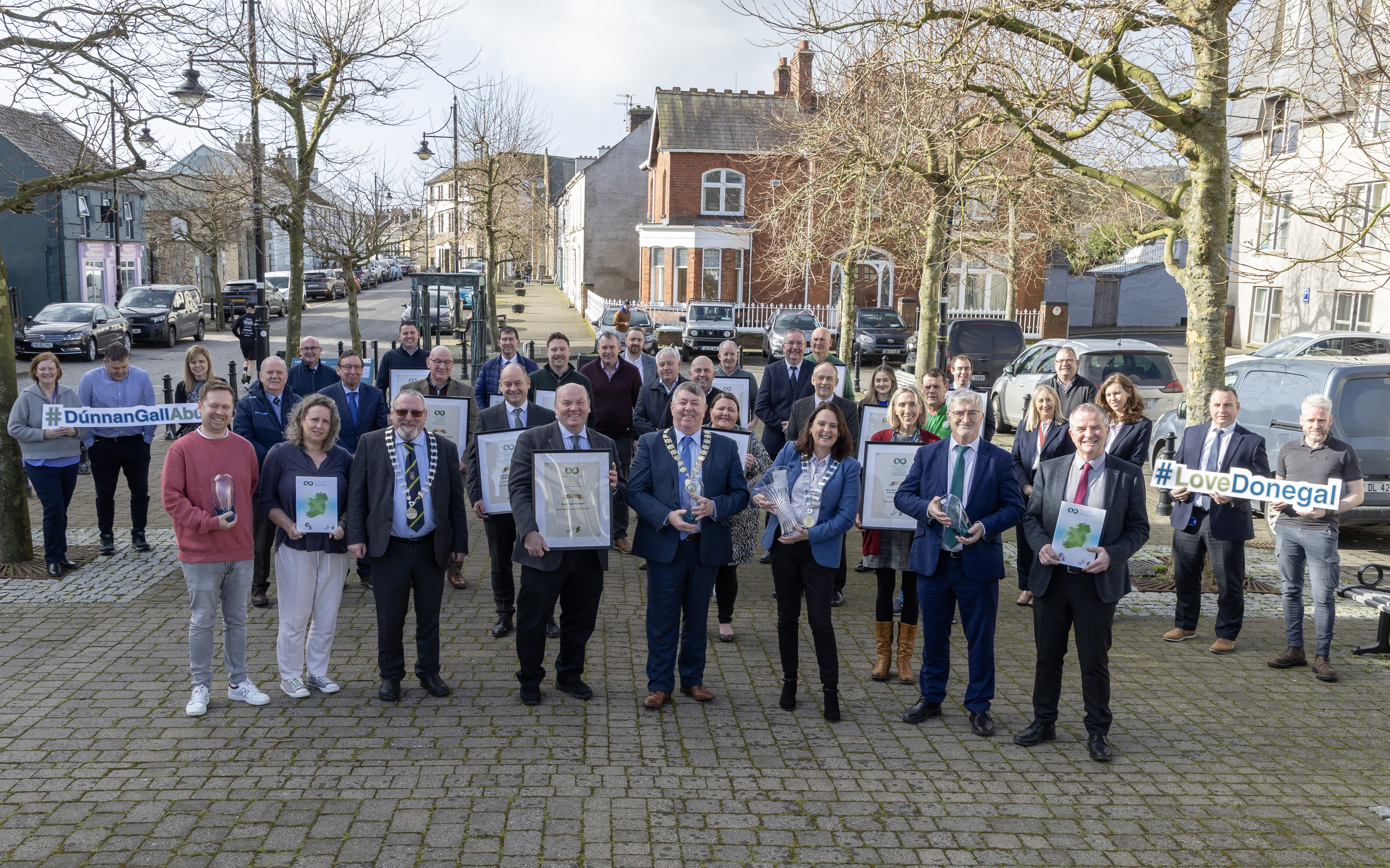 Baill Thofa, Oifigigh agus Foireann na Comhairle leis an ghradam ‘Comhairle na Bliana’, le Gradaim na Rannóg agus na nGearrliostaí a bronnadh orthu ag Gradaim Uile-Éireann Phobail agus Chomhairle LAMA.