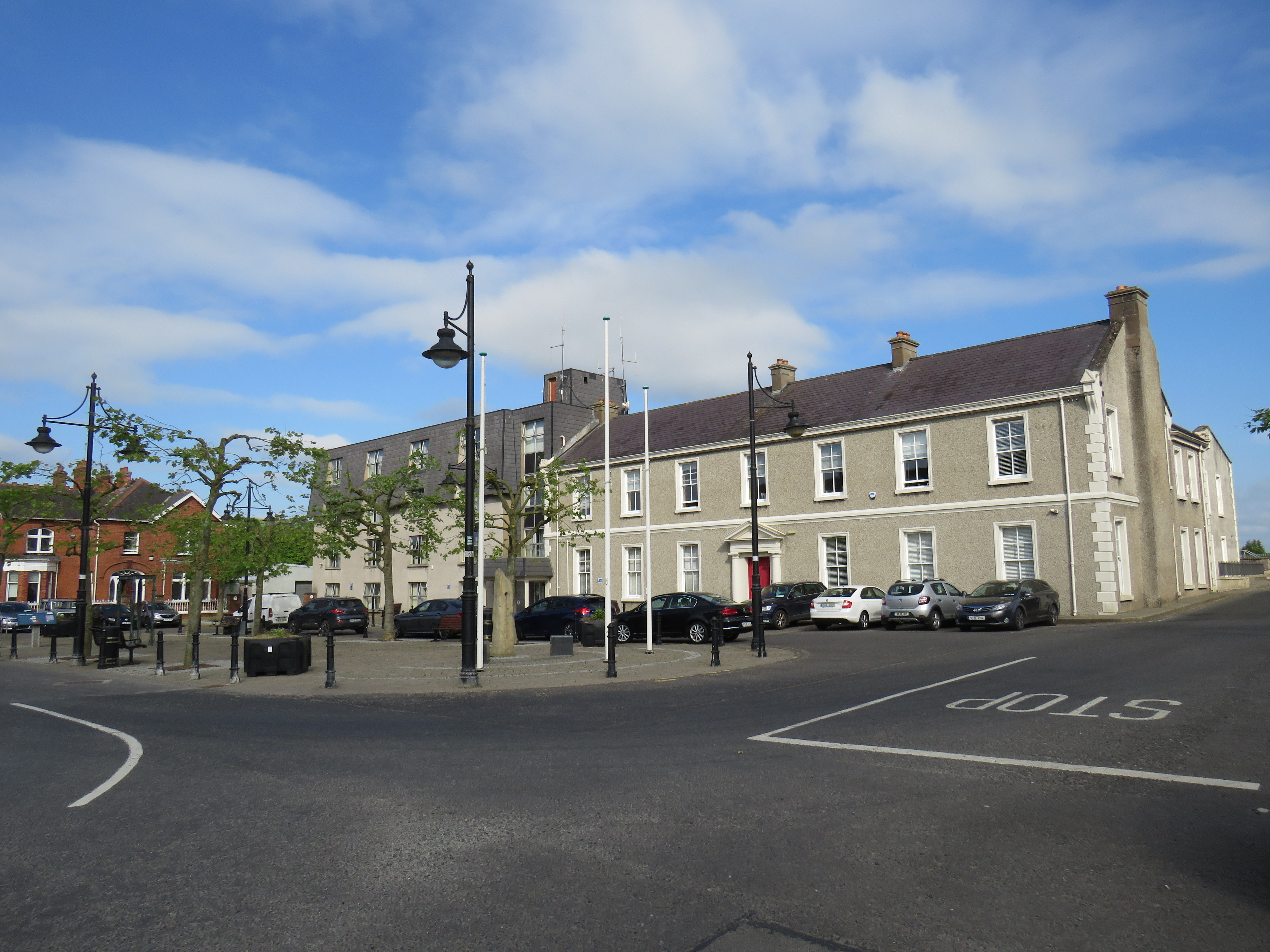 Fógra ag iarraidh go ndéanfar machnamh ar scéim chun rataí ar réadmhaoin atá folamh a laghdú
