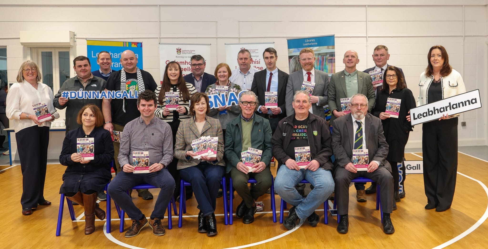 Ag seoladh Sheachtain na Gaeilge i nDún na nGall 2026, bhí baill de Chomhairle Contae Dhún na nGall, Coiste na Gaeilge, Rannóg na Gaeilge, an tSeirbhís Leabharlainne, Oifigigh Pleanála Teanga, Príomhoide agus Leas-Phríomhoide Ghaelscoil na gCeithre Máistrí agus Bord Bainistíochta na scoile. 